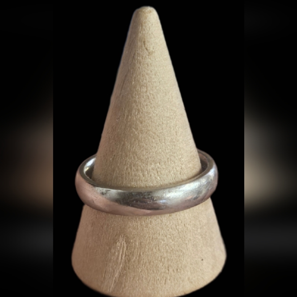 SPIKES MEN'S TITANIUM SILVER MESIUM WIDTH RING SIZE 9!